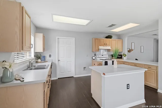 3 bed, 2.0 bath, 1518 sqft, $1,710 — Photo 4