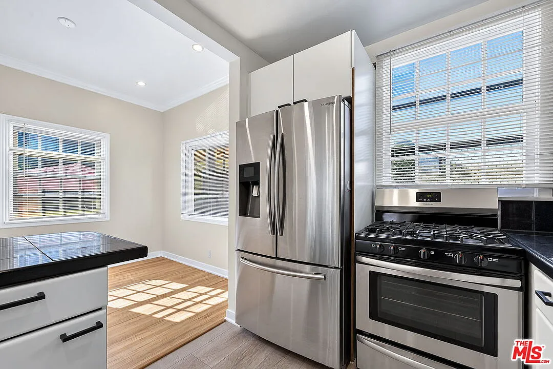 2 bed, 1.5 bath, 1100 sqft, $4,215 — Photo 4