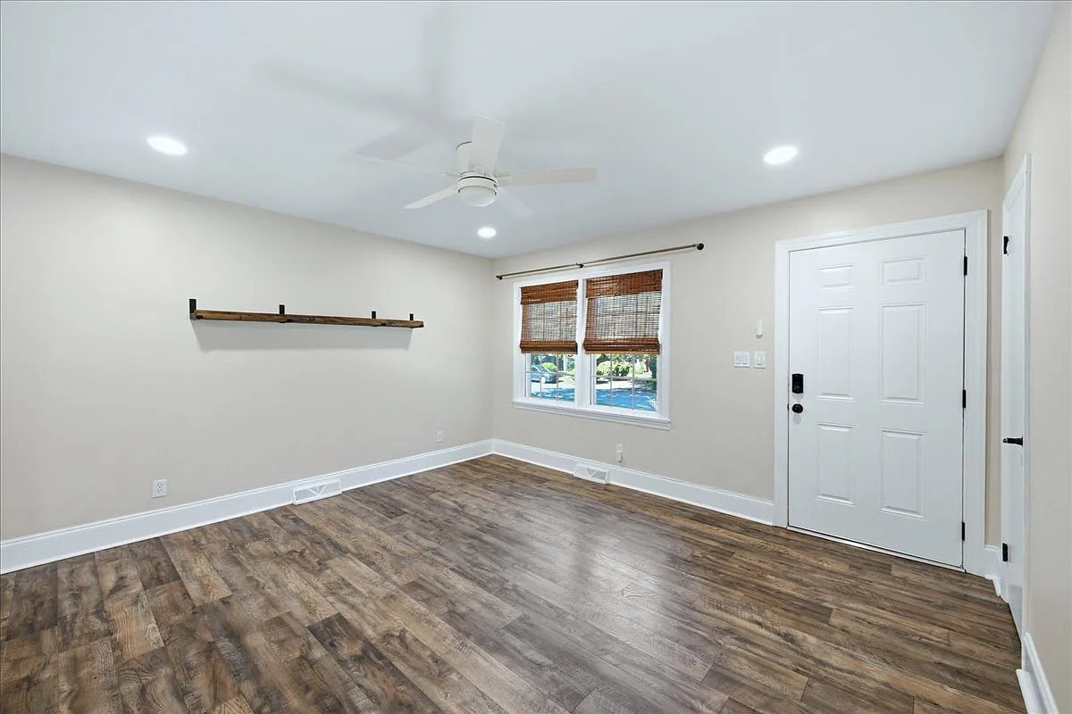 3 bed, 1125 sqft, $2,700 — Photo 3