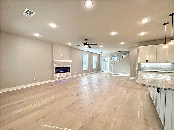 3rd image of 602 Oakley St