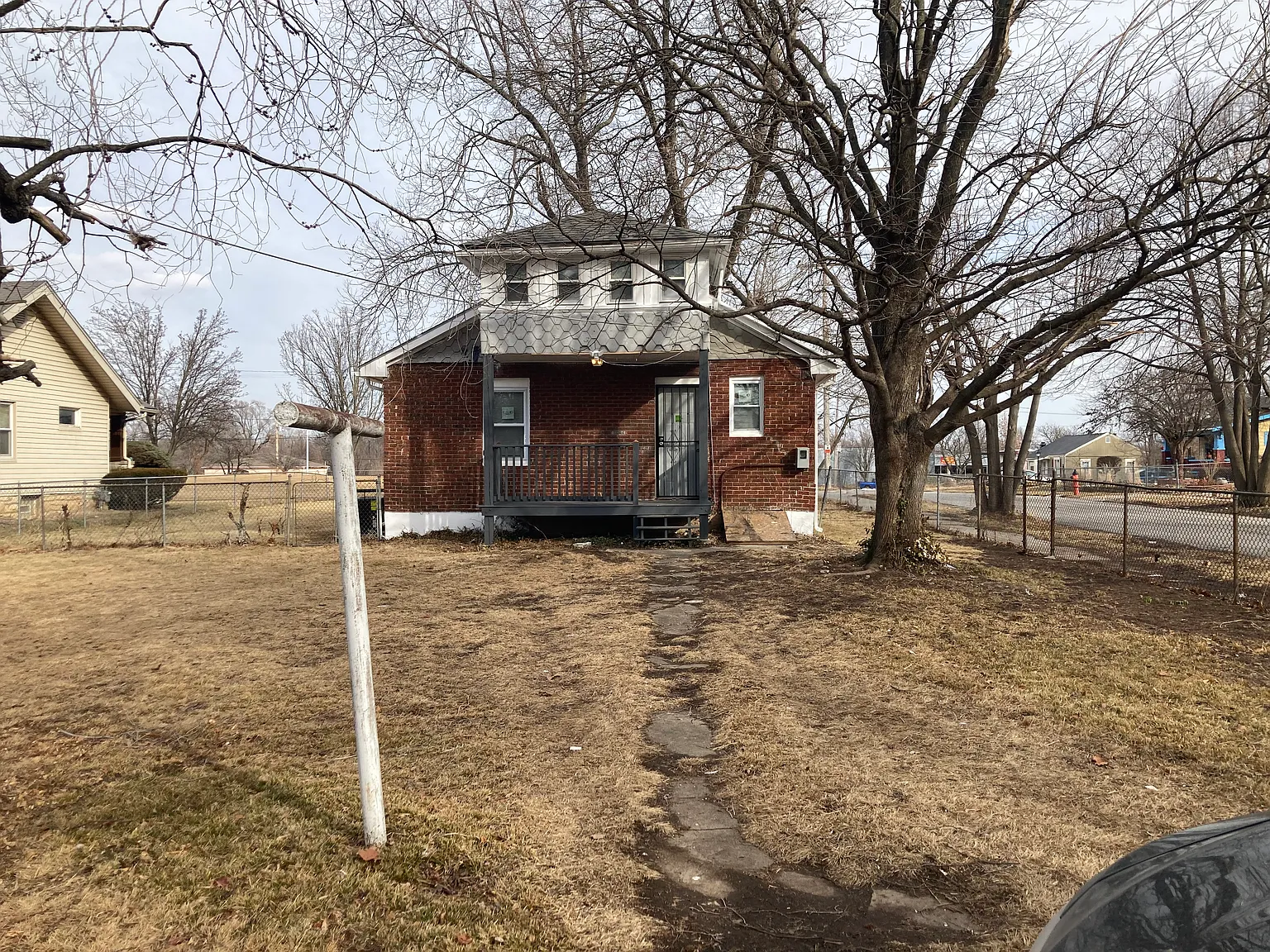 3 bed, 812 sqft, $795 — Photo 2