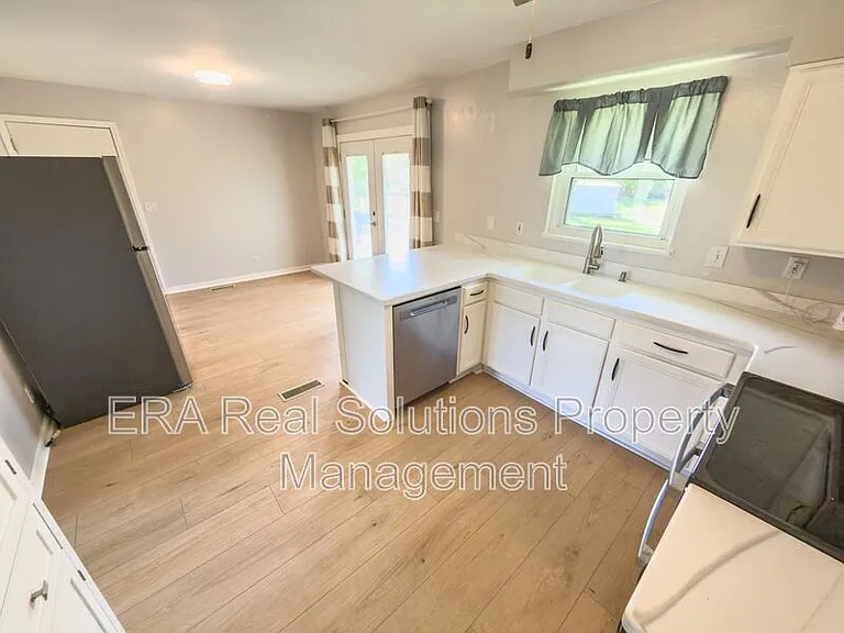 715 McCormick Ln — Photo 6