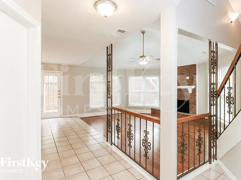 1105 Carrington Ct — Photo 2