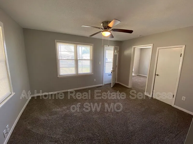 3 bed, 1.0 bath, 924 sqft, $1,025 — Photo 2