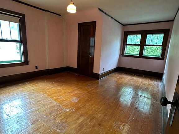 5th image of 706 11th Ave E