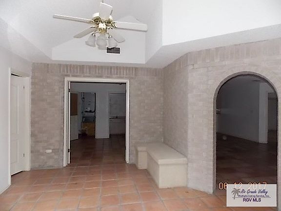 5th image of 122 Willow Cir