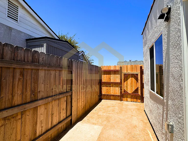 1101 W Oak Ave #B — Photo 12