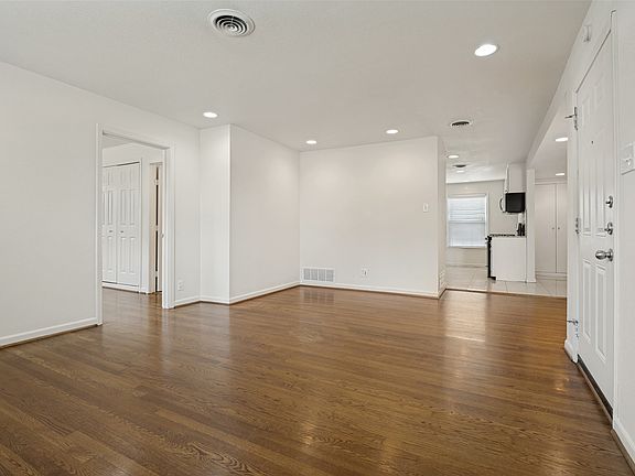 3rd image of 2114 Miriam Ln