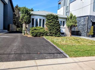 903 10th St, Mississauga, ON L5E1S8