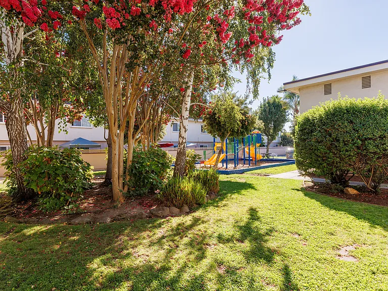 Whitman Villa Townhomes — Photo 10