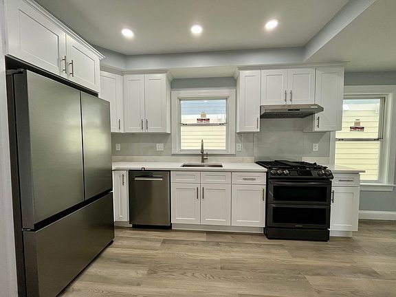 5th image of 226 Arlington St APT 2