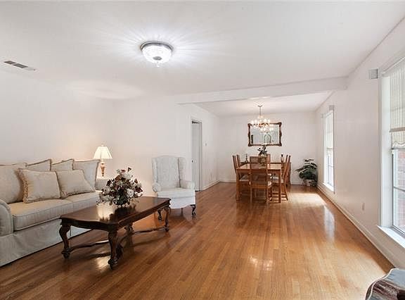 2nd image of 2423 Hudson Pl