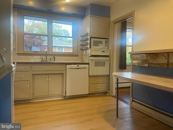 4th image of 212 Elpin Dr W