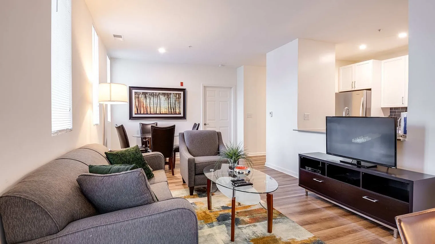 1 bed, 1.0 bath, 861 sqft, $7,352 — Photo 4