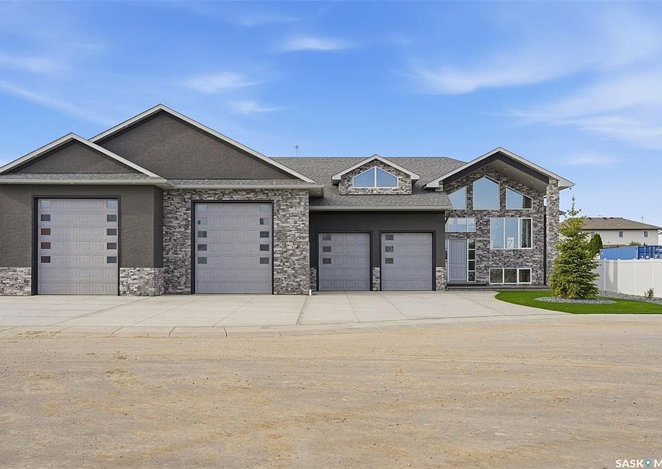 1st image of 7 Loewen COURT