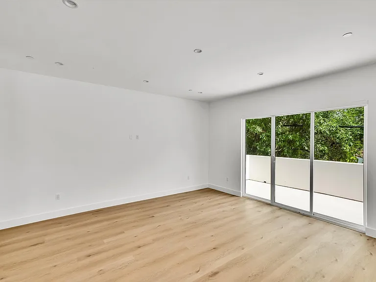 5022 Cahuenga Blvd — Photo 23
