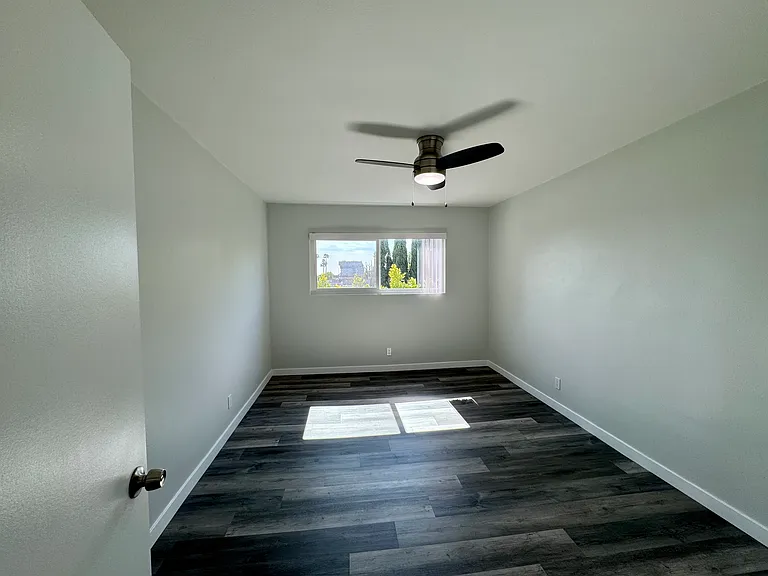 La Vannessa Apartments — Photo 16