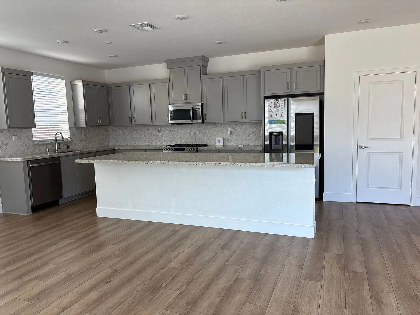 Gorgeous 4 Bedroom Home in Quiet Hollister Neighborhood — Photo 2