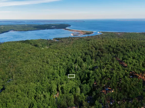 31 16th St, East Hampton, NY 11937