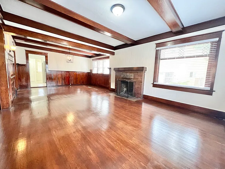 Charming 2 Bed / 2 Bath Apartment on Ocean Blvd Garage Included — Photo 2