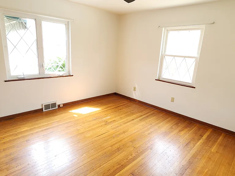 517 Clyde St — Photo 7