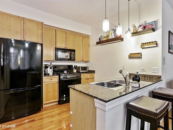 4th image of 3721 N Sheffield Ave APT C1s