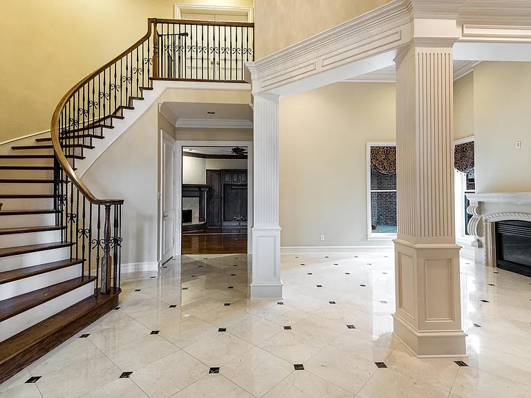 5933 King William Dr — Photo 2
