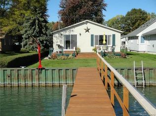 5305 Pointe Dr, East China, MI