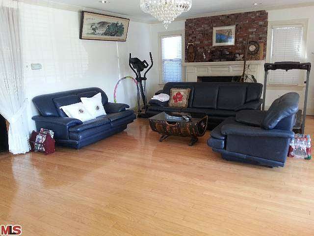 2nd image of 1127 S Victoria Ave