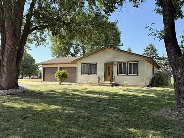 1790 Maple Park Cir, Windom, MN 56101