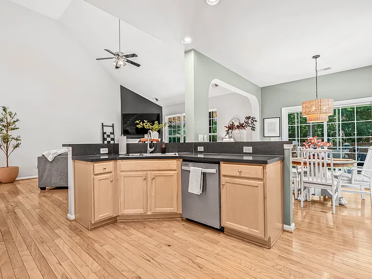 706 Beverly Dr — Photo 24