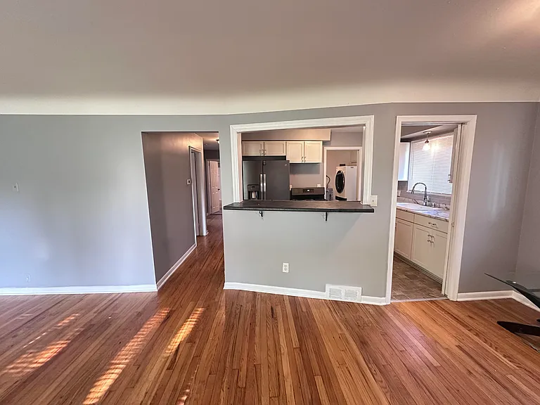 4697 Pelham St — Photo 3