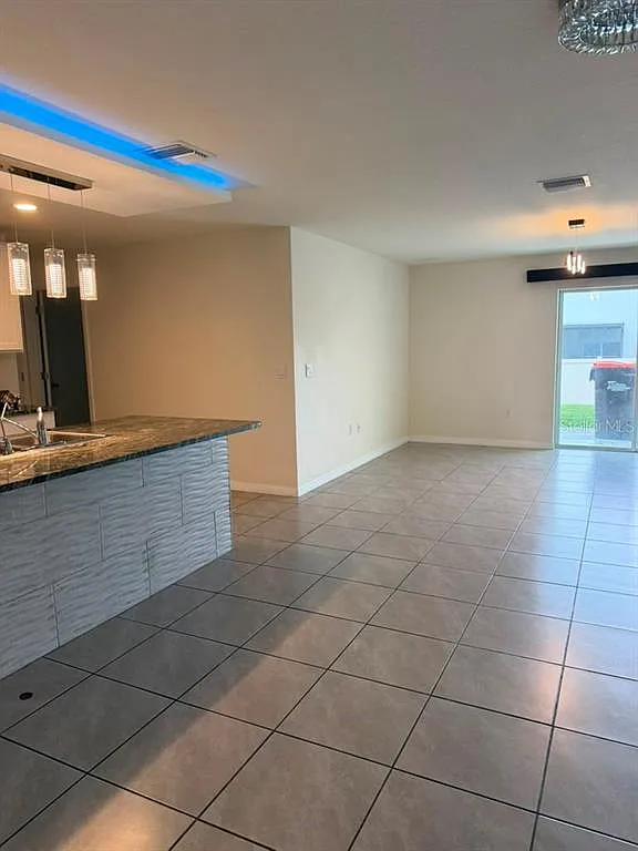 5 bed, 3.0 bath, 2481 sqft, $2,500 — Photo 1