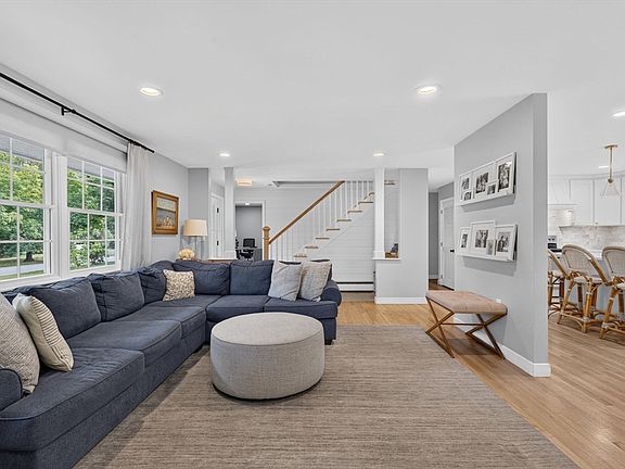 5th image of 6 Hawthorne Cir