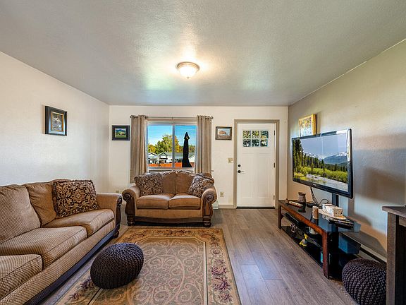 4th image of 667 Sheri Ln