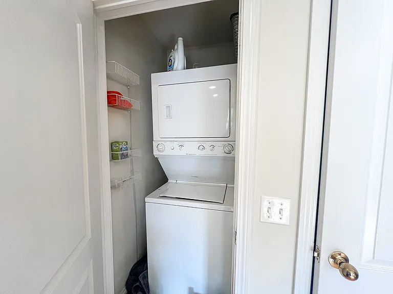 718-20 W Buckingham Pl — Photo 3