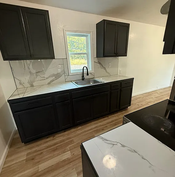 1803 NW Hoover Ave — Photo 3