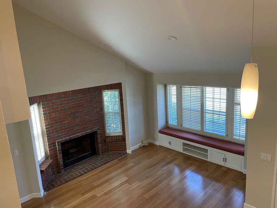 Living room with Vaulted ceiling