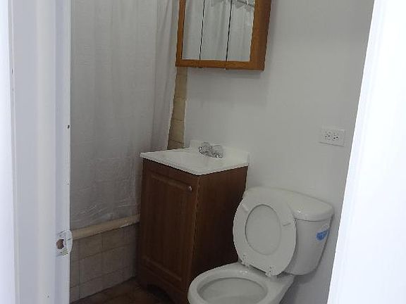 4th image of 4507 N Malden St Unit 1B