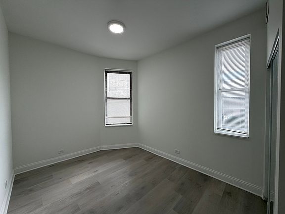 3rd image of 4832 N Winthrop Ave