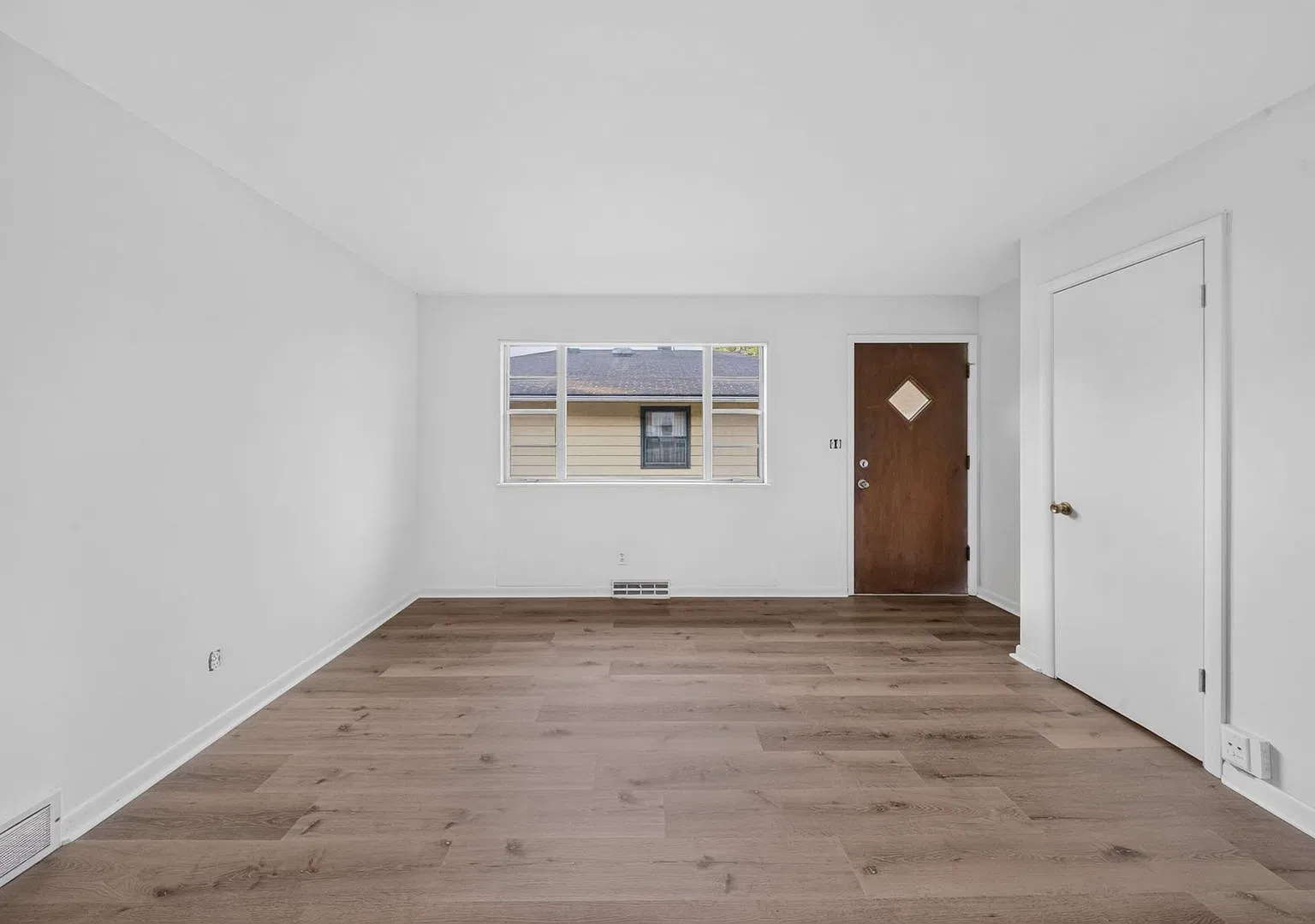1095 St Michaels Ave — Photo 2