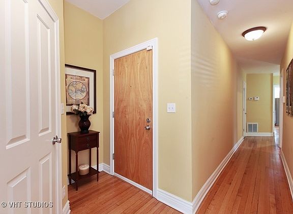 2nd image of 923 W Belle Plaine Ave APT 1