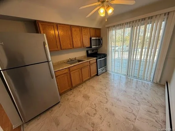54 Ralph Ave, Babylon, NY 11702
