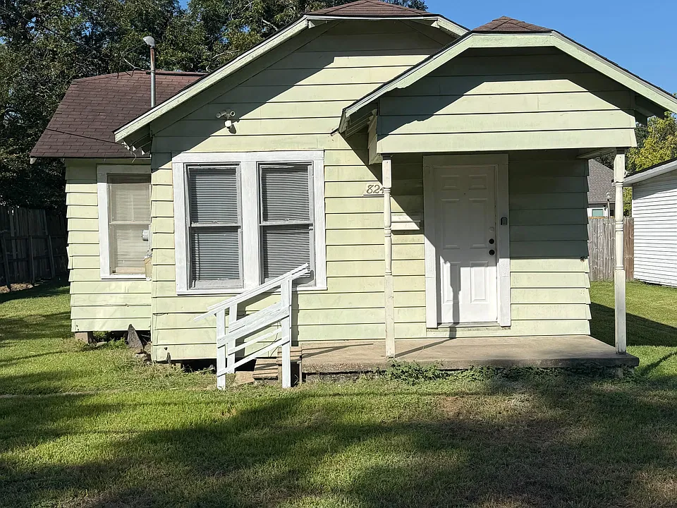 824 Llano St