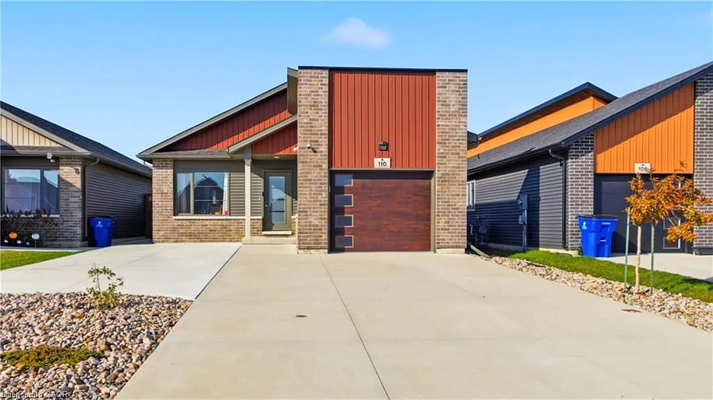110 Moonstone Cres photo 1