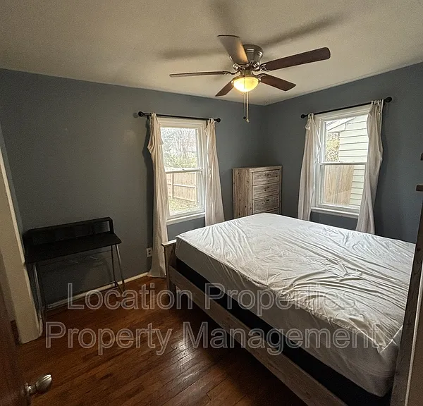 1418 W 22nd Ter — Photo 4