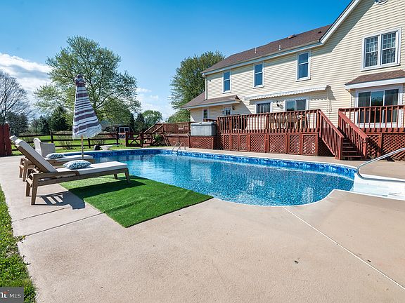 2nd image of 11 Meadow Wood Ln