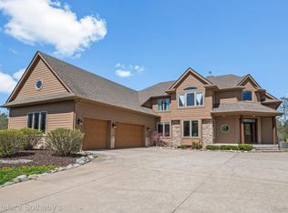 12479 Ridgecrest Ln, Milford, MI 48380