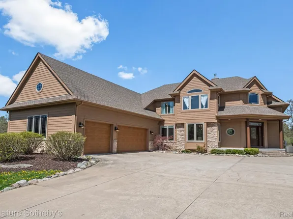 12479 Ridgecrest Ln, Milford, MI 48380