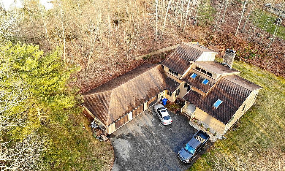 2nd image of 35 Bishop Ln